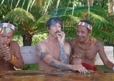 Vokalis Red Hot Chili Peppers Liburan di Mentawai, Nyantai dengan Warlok